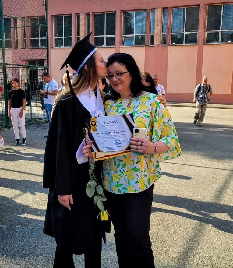 Gabriela Gheață alături de fiica ei, la absolvirea acesteia