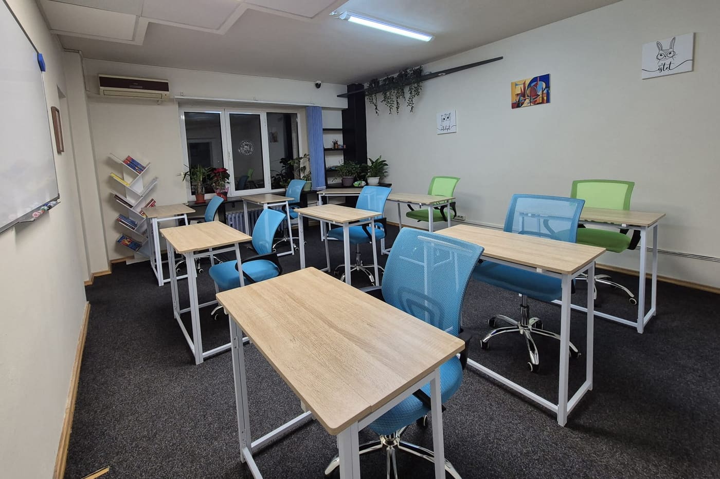 Sala de simulare Zenzy pregătită înainte de probă: bănci individuale, distanțate, cu tabla albă în stânga