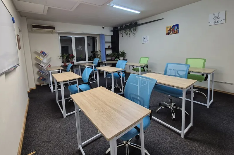 Sala de simulare Zenzy pregătită înainte de probă: bănci individuale, distanțate, cu tabla albă în stânga